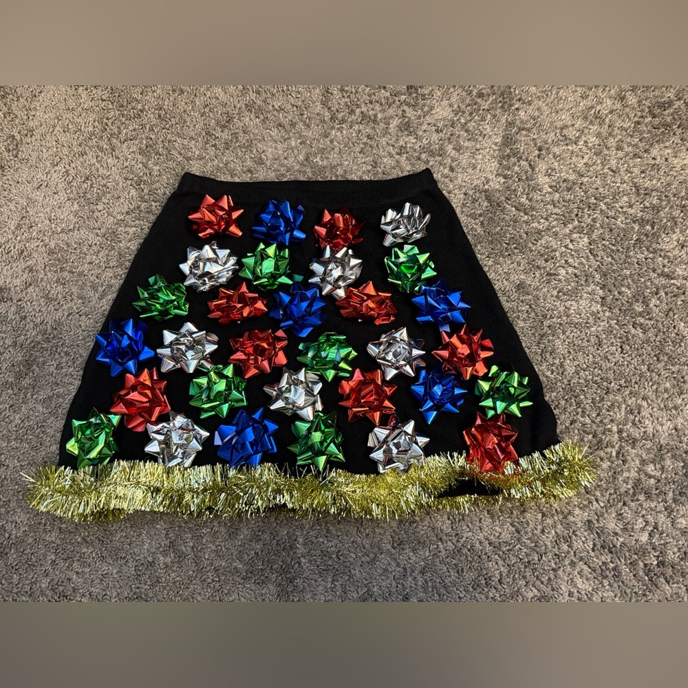 Derek Heart Black Holiday Skirt with Colorful Gift Bows and Garland
